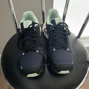 On Cloudtech sneakers size 8
